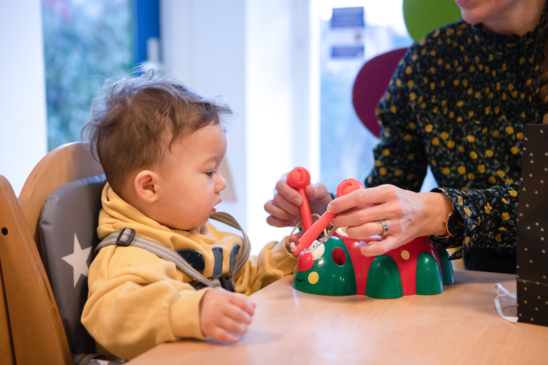 kind speelt met speelgoed