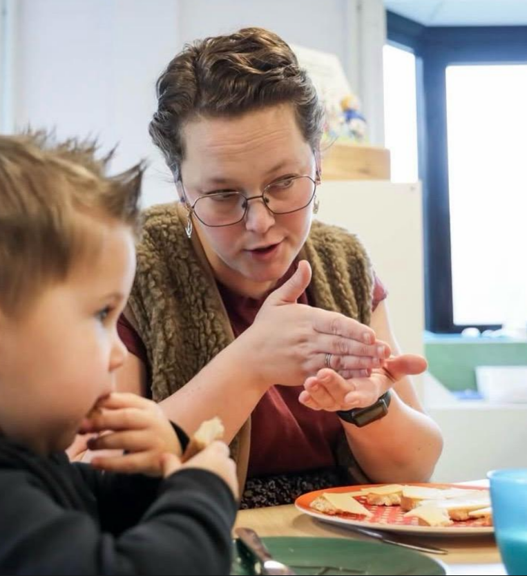 Leoni maakt een gebaar tijdens het eten