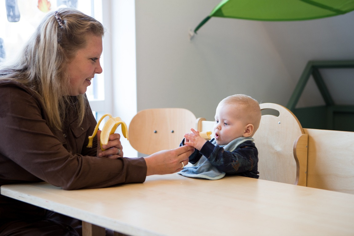 baby eet een banaan