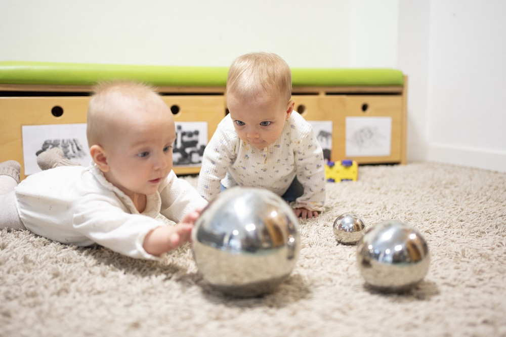 twee spelende baby's op het kinderdagverblijf
