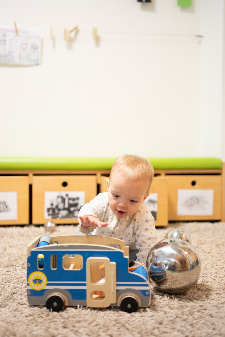 baby speelt met een houten auto