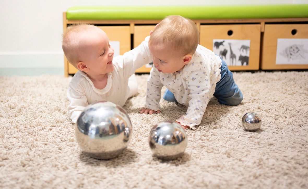 twee baby's spelen samen