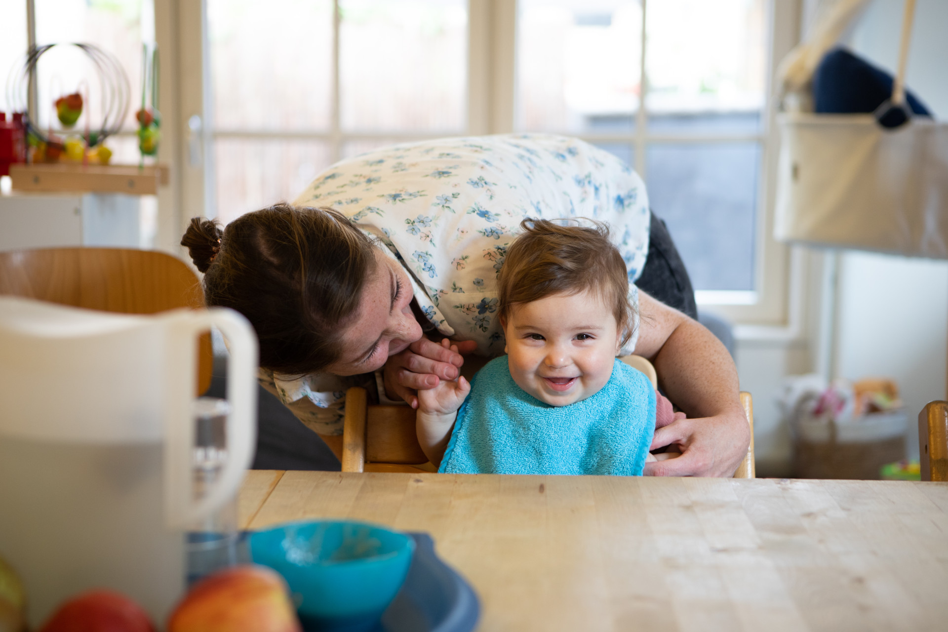 baby met pedagogische medewerker