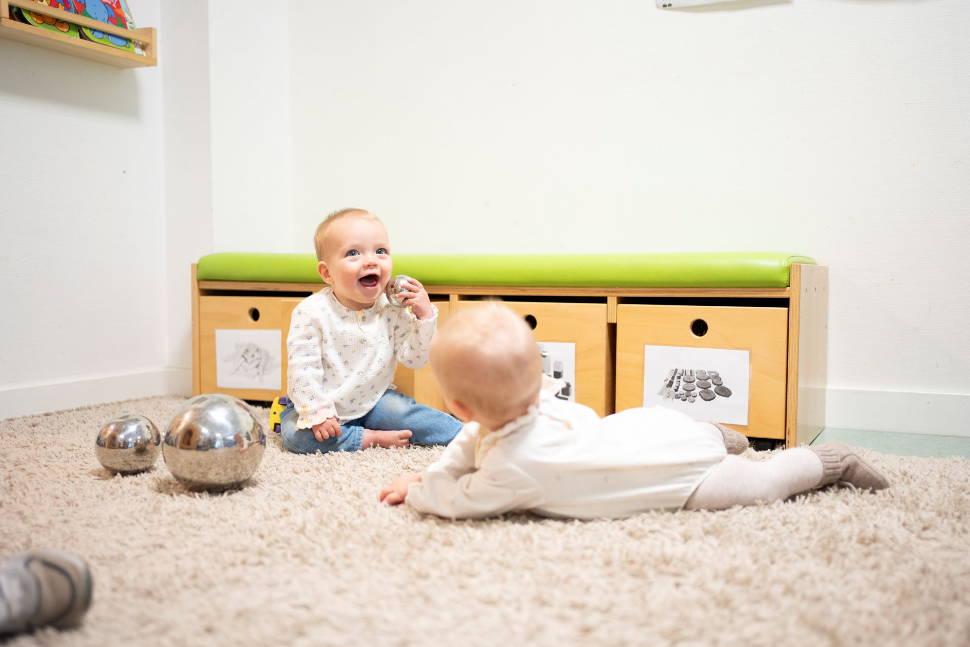 foto van baby's die spelen