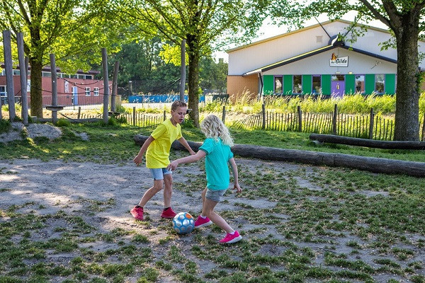 Jongen en meisje voetballen