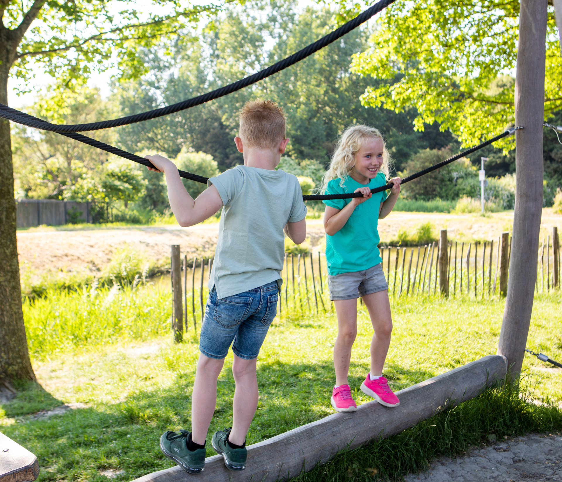 Twee kinderen spelen buiten