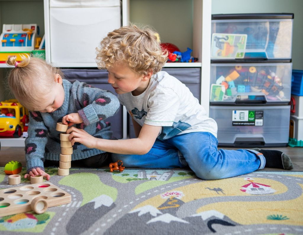 twee spelende kinderen