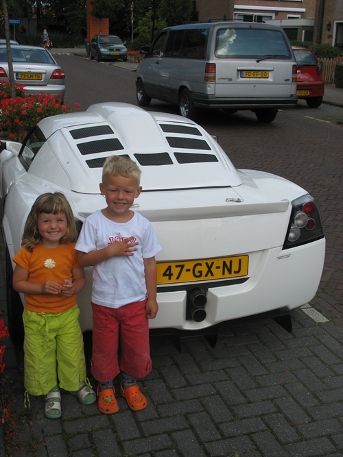 twee kinderen voor mooie auto