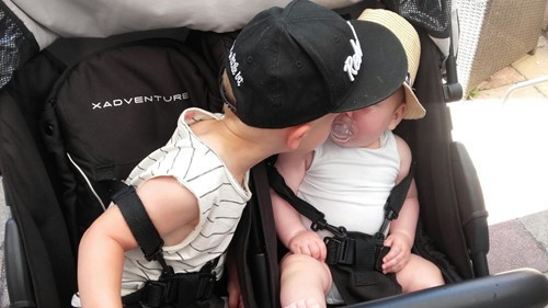 twee kinderen in kinderwagen