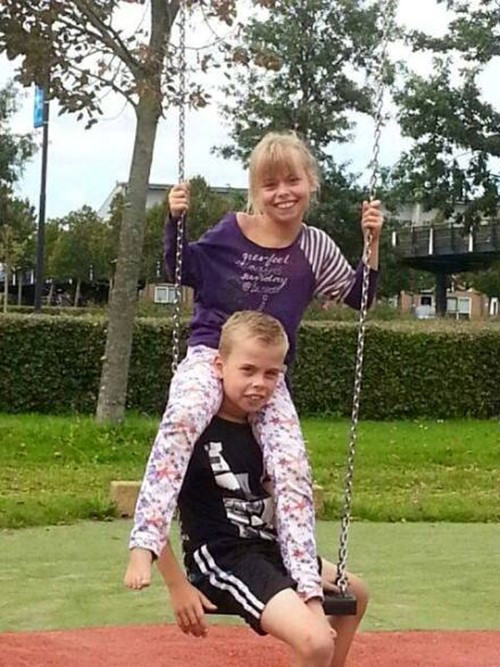 twee kinderen op schommel