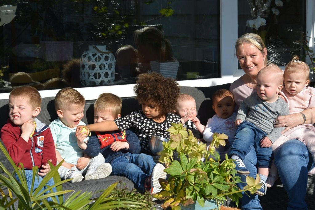 groepsfoto van gastouder Erna en kinderen