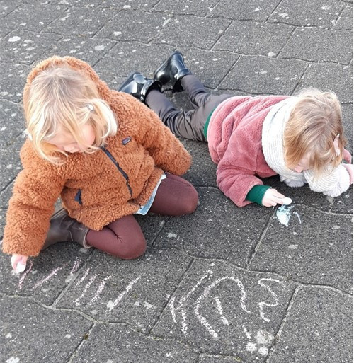 twee kinderen krijten op stoep