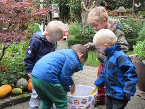 kinderen spelen buiten