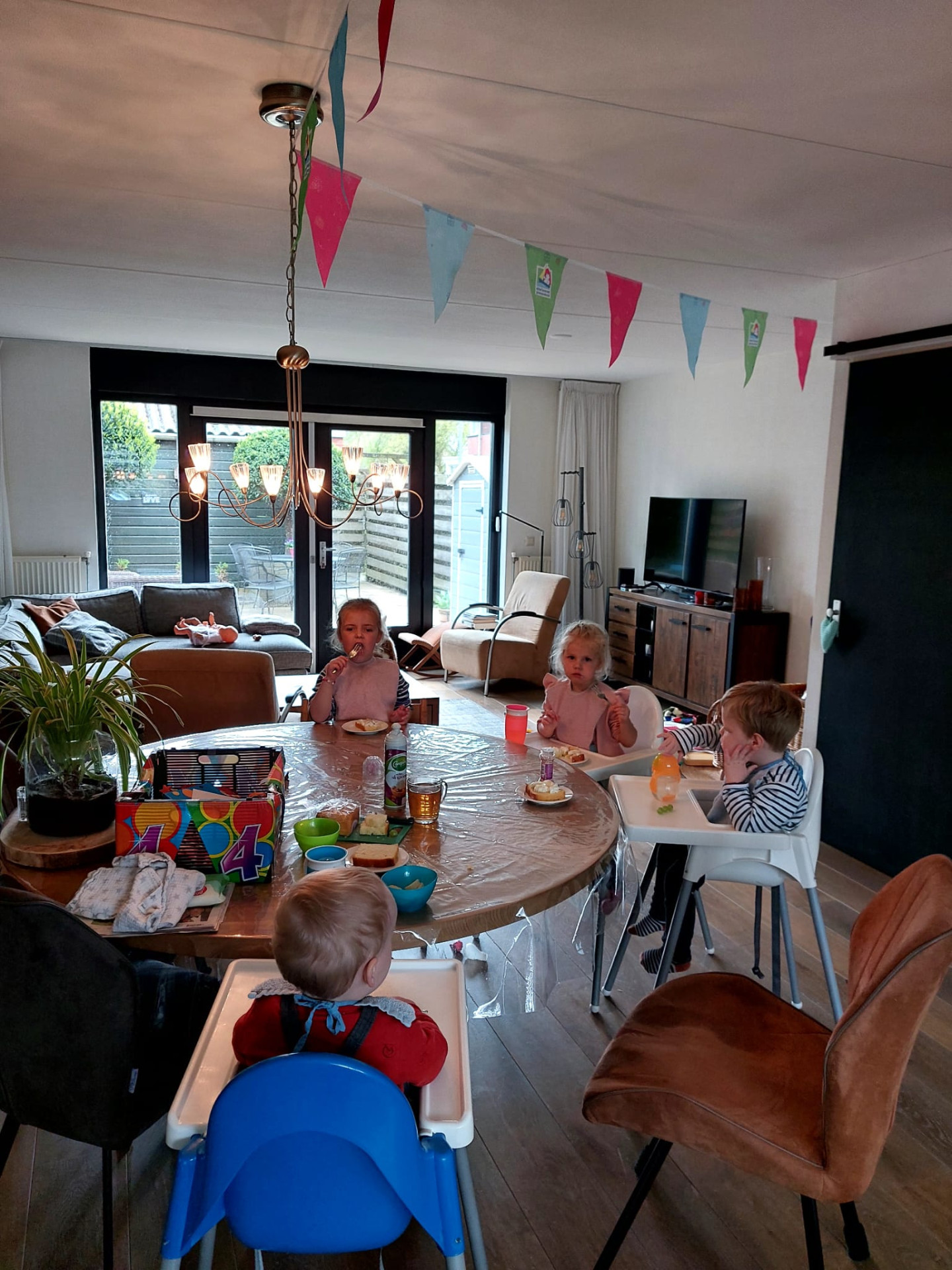 kinderen eten cake voor verjaardag
