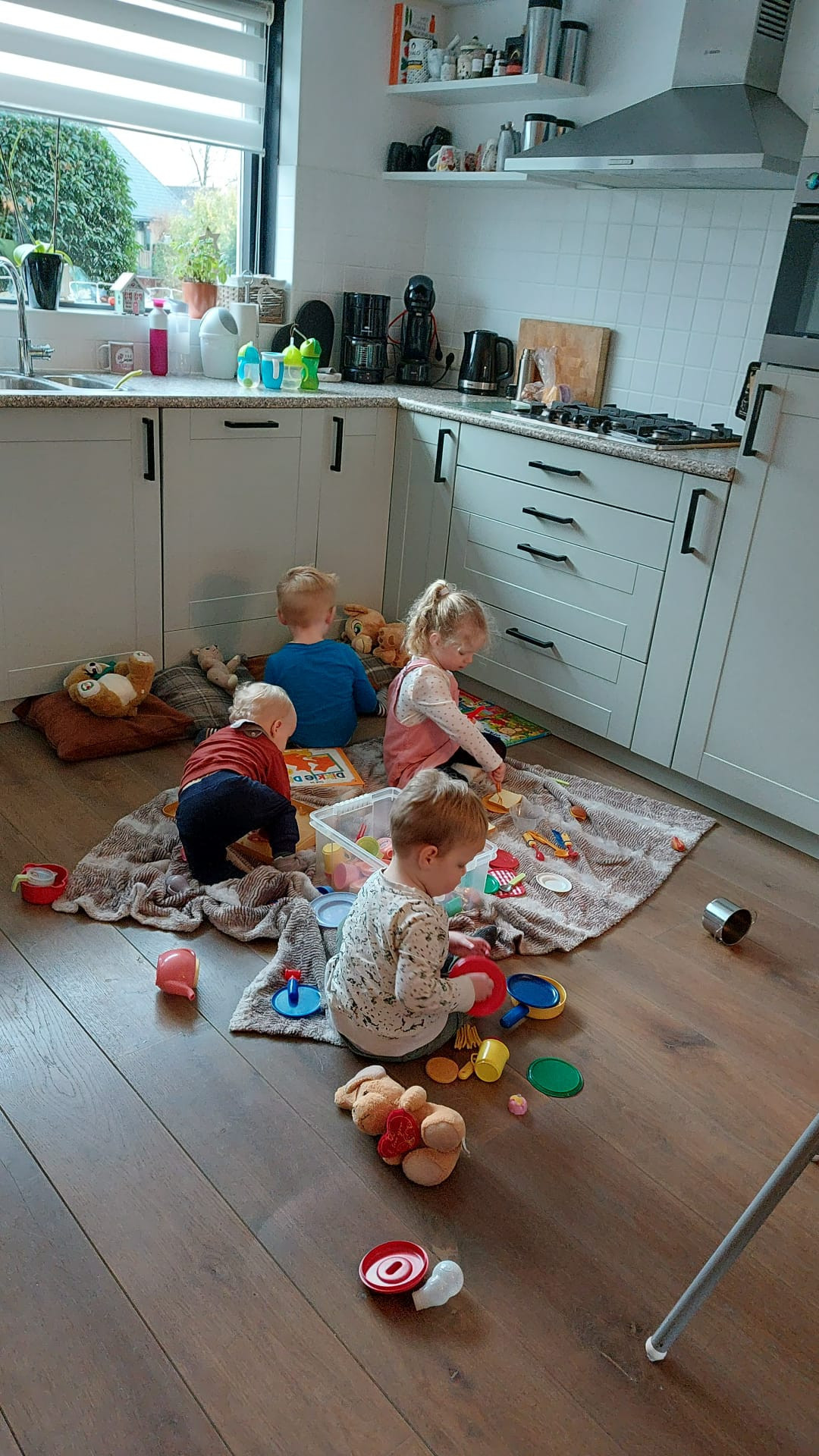 kinderen spelen op kleden samen