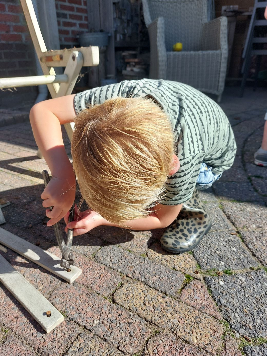 kind helpt klussen