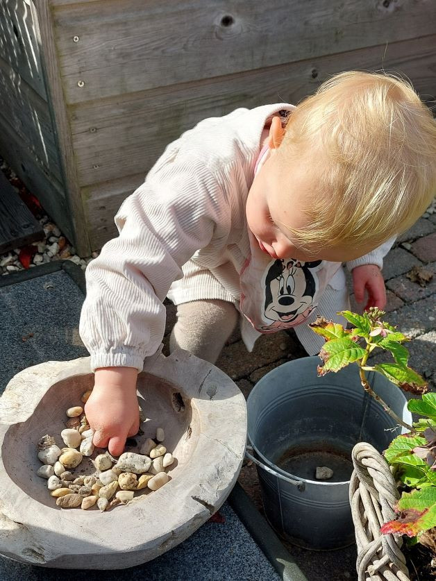 kind speelt met stenen