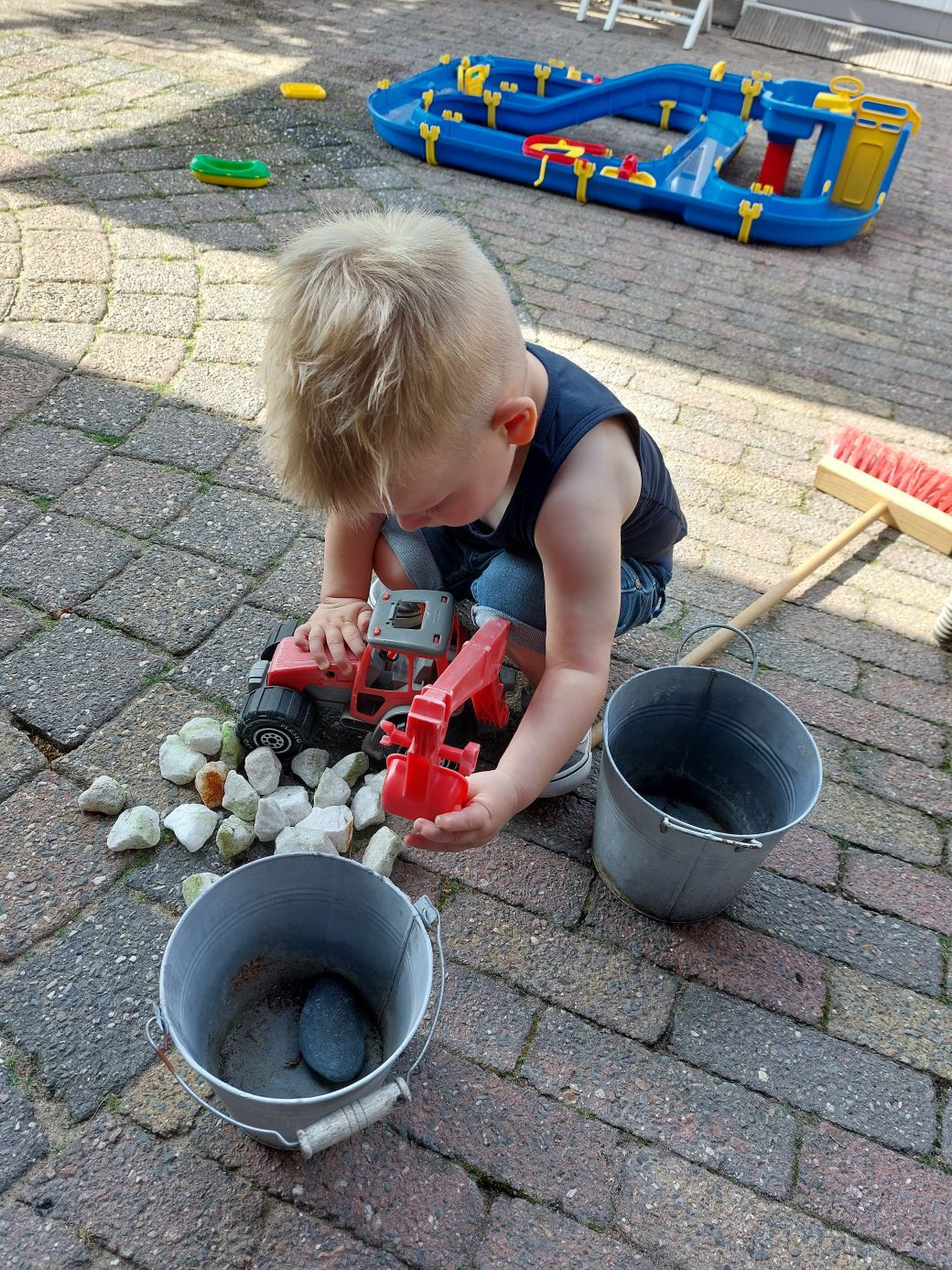 kind speelt met speel graafmachine