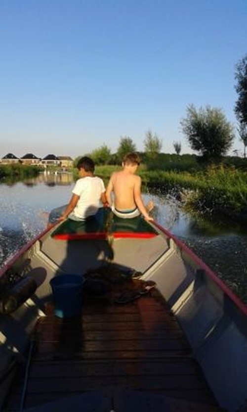 Kinderen zitten op punt van een boot