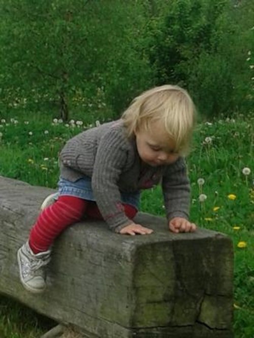 meisje op houten balk