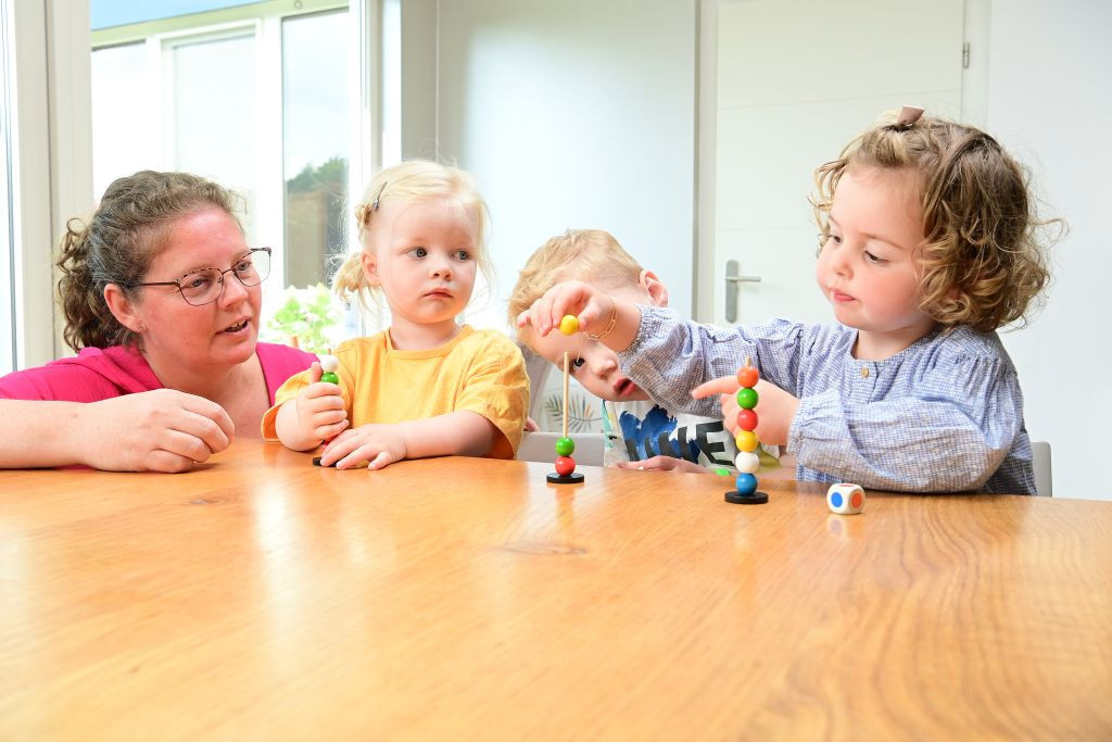 gastouder en kinderen spelen spel