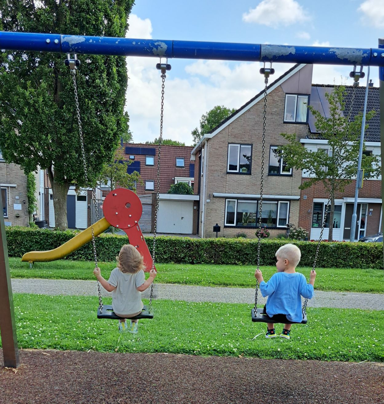 kinderen zitten op schommel