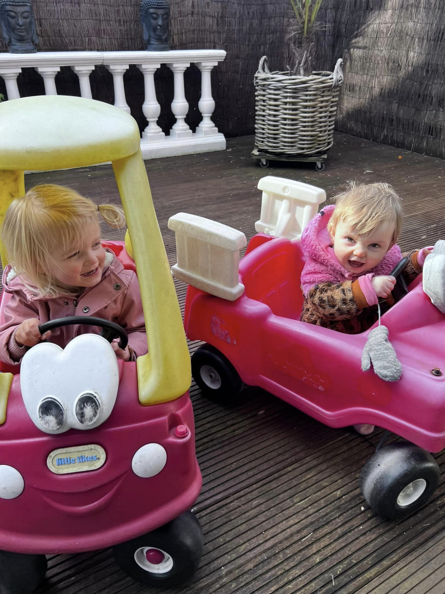 kinderen in speelauto's
