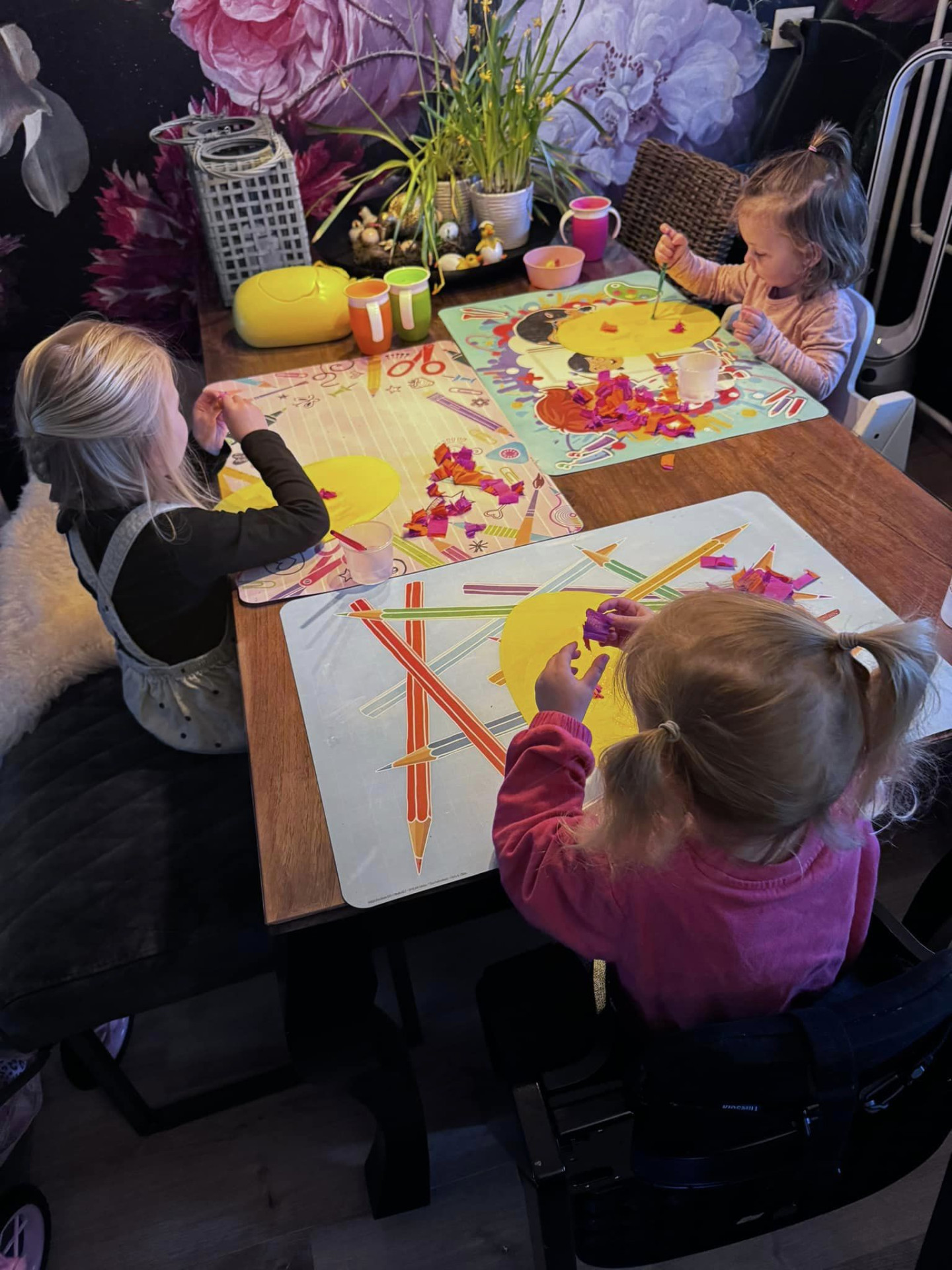 kinderen knutselen