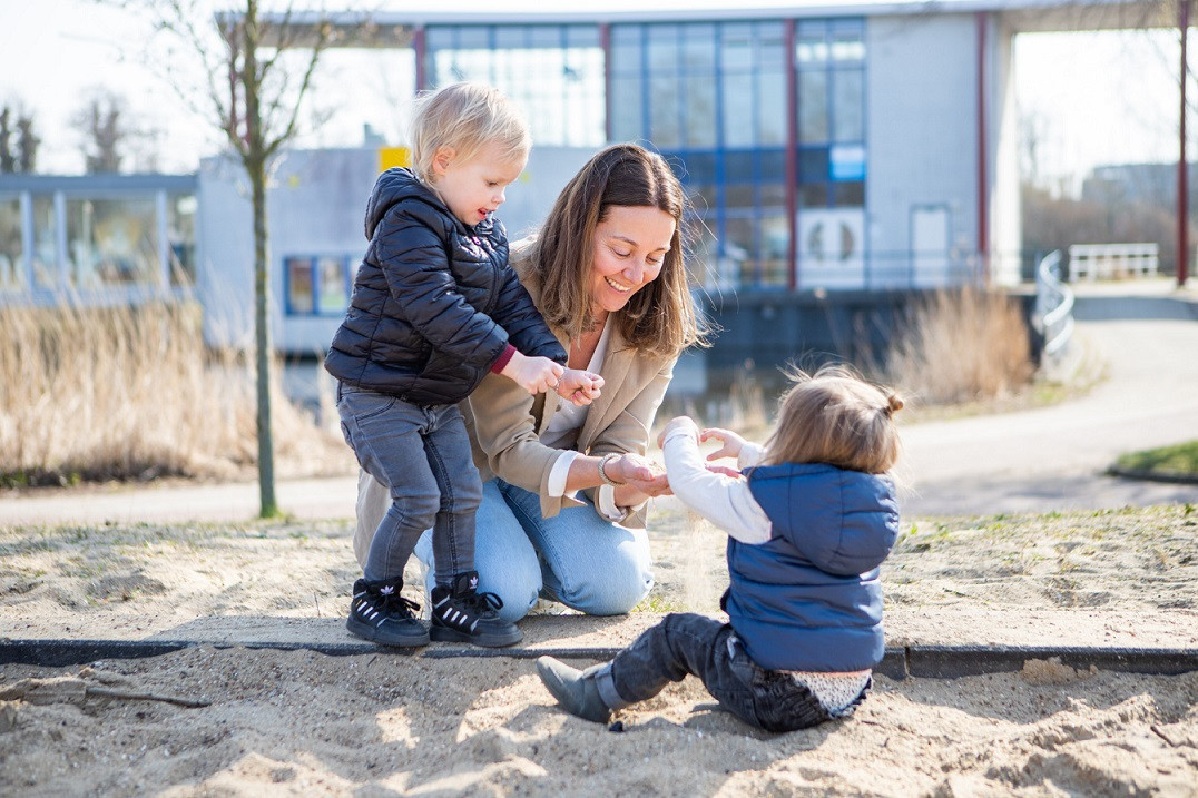 kinderen spelen met gastouder buiten