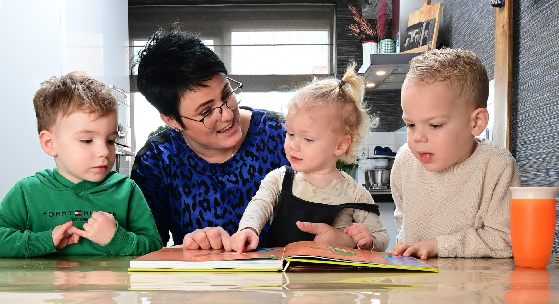 foto van gastouder met kinderen