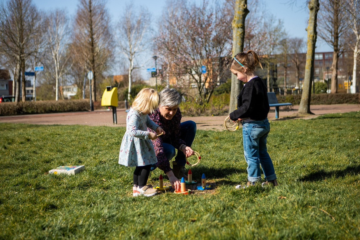 gastouder is met twee kinderen buiten