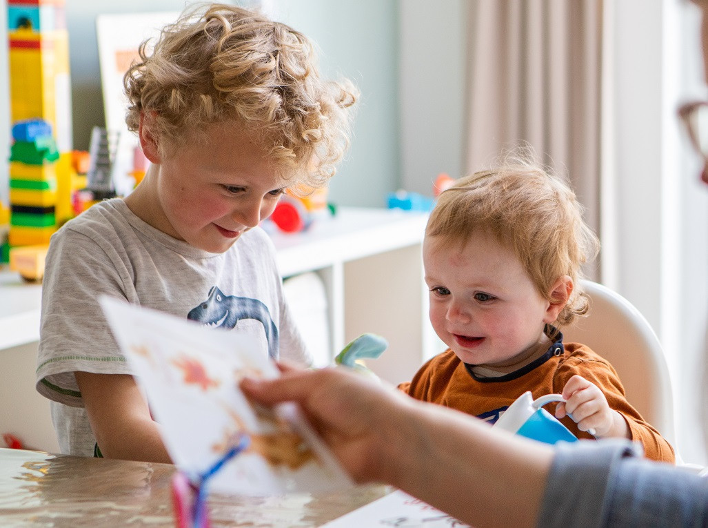 gastouder_opvang_ontdekken_peuter_knutselen_berendbotje