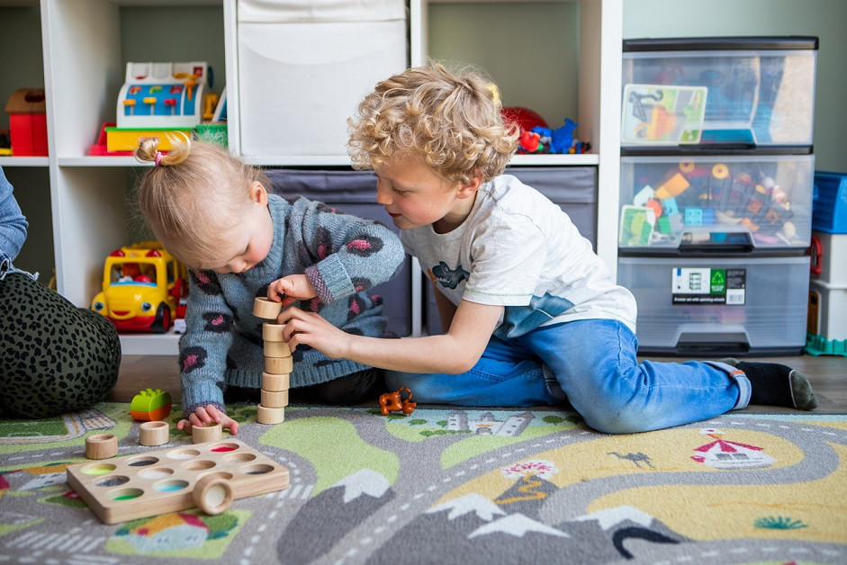 kinderen spelen met blokken