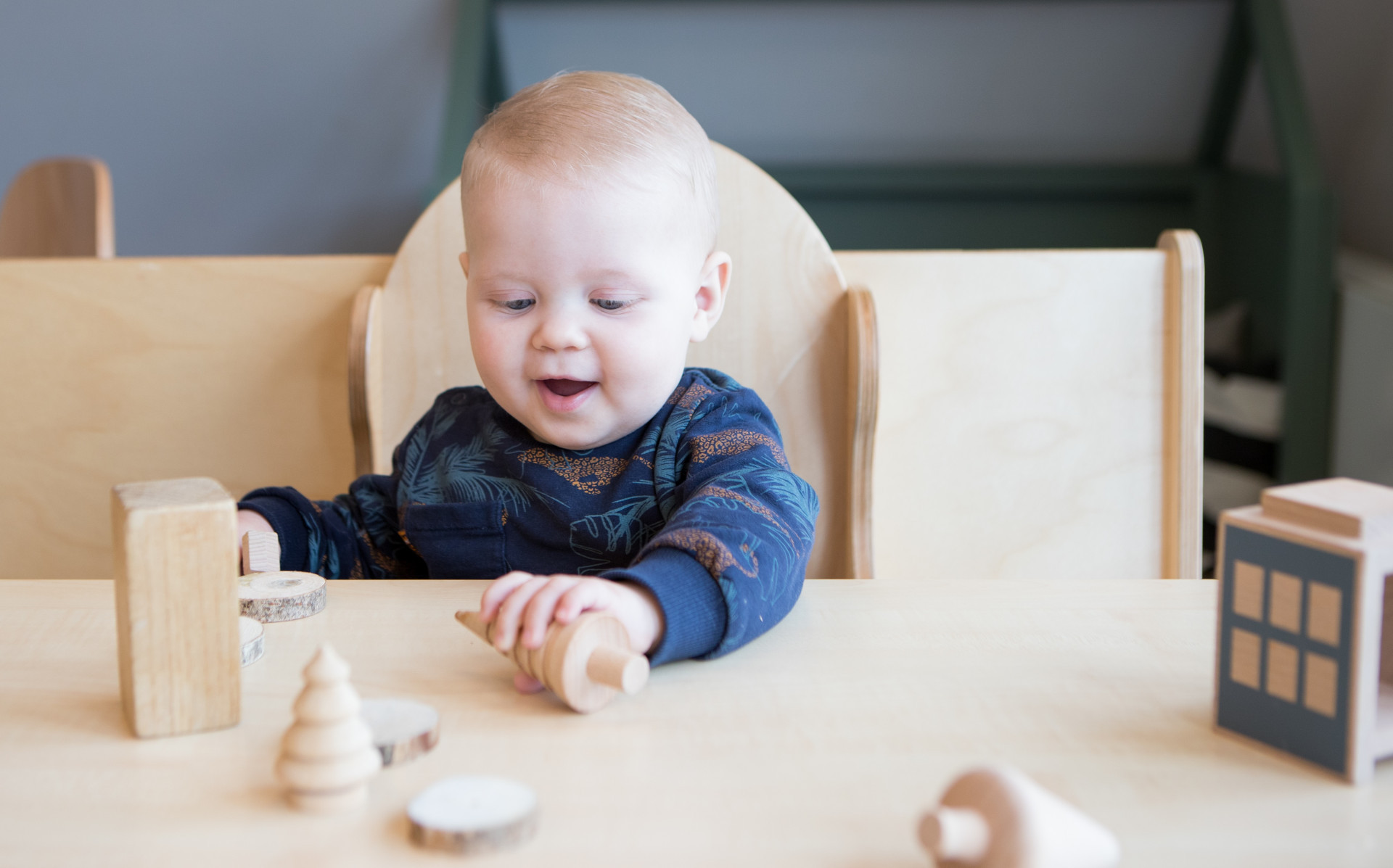 baby speelt met houten blokken
