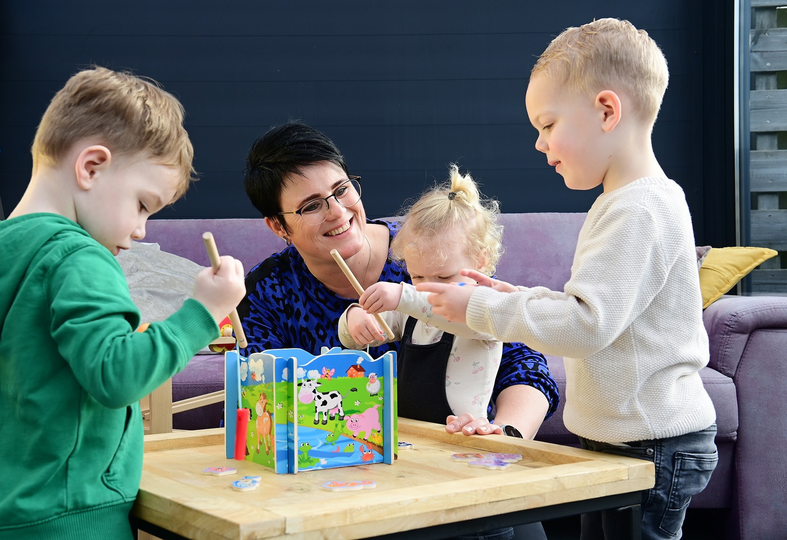 gastouder speelt met kinderen