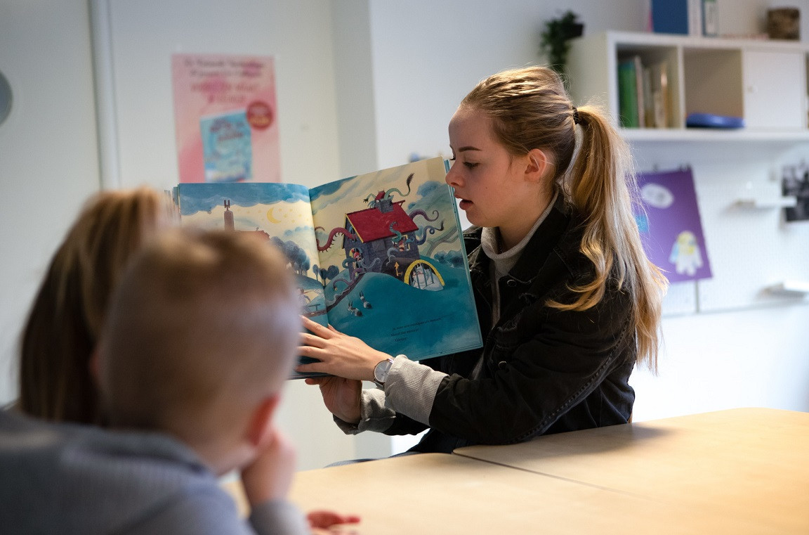 Pedagogisch professional leest voor
