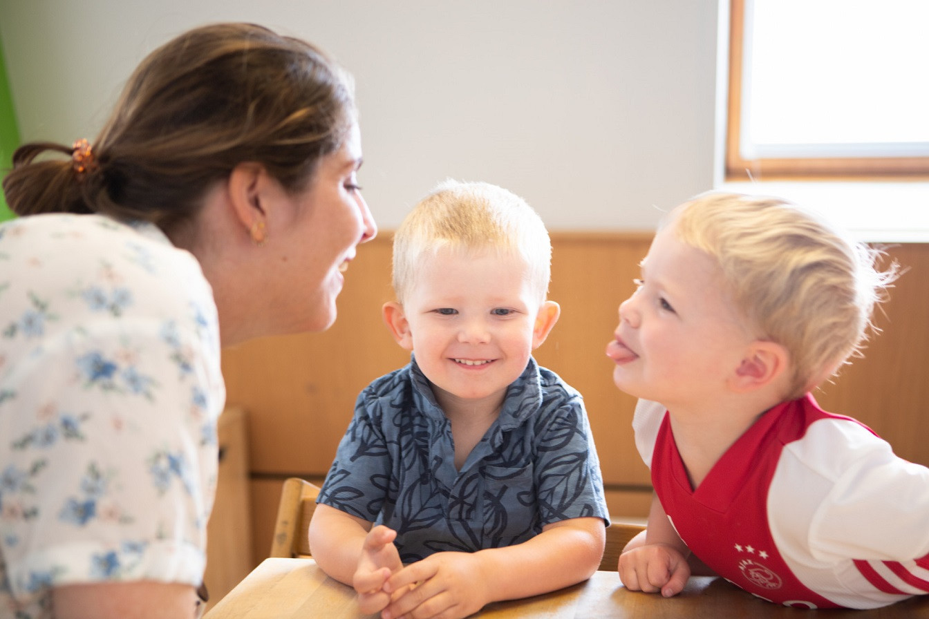 foto van pedagogisch medewerker met twee peuters