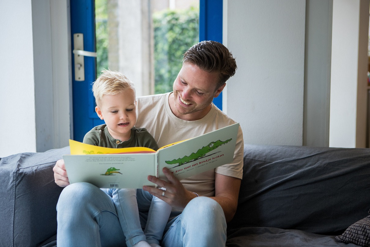 pedagogisch medewerker leest kind voor