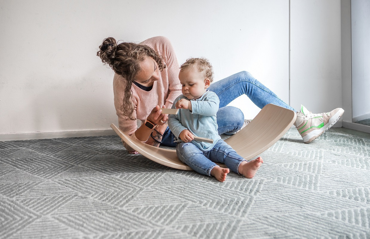peuter op wobble board