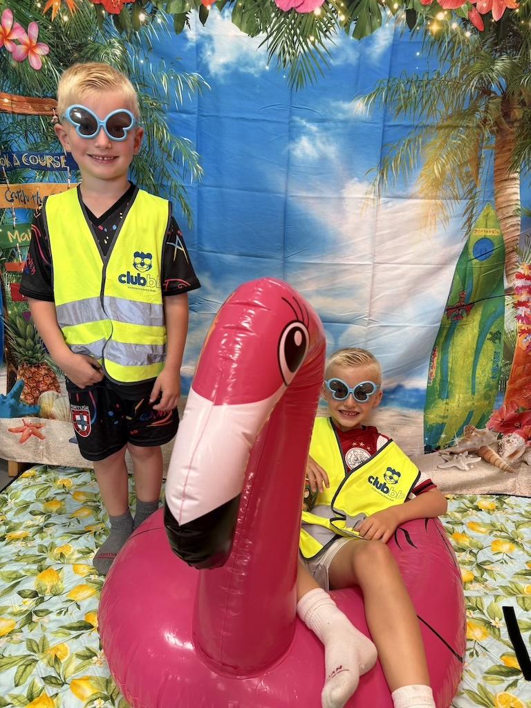 jongens in de fotohoek tijdens het zomerfeest in Den Ilp