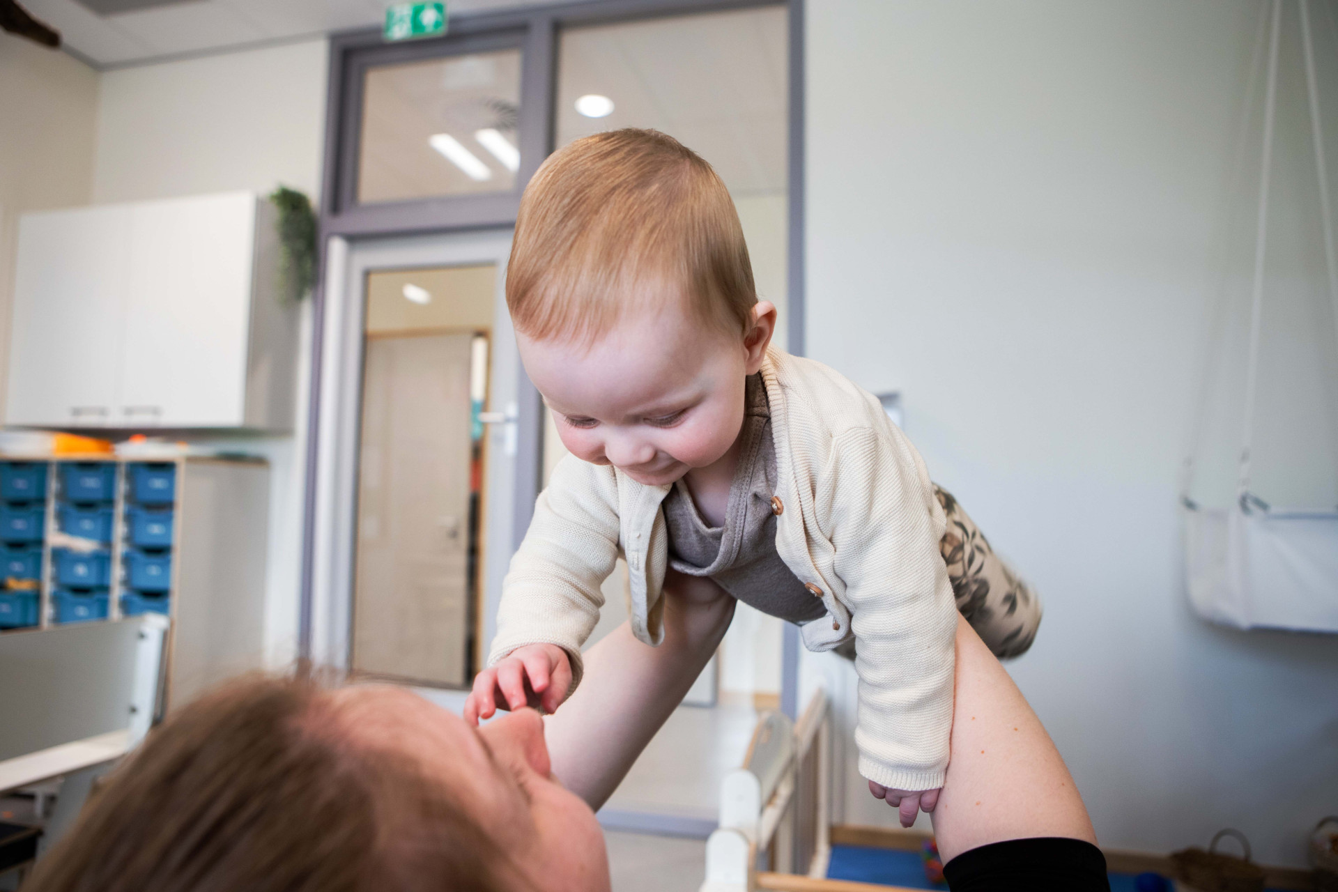 Baby wordt omhoog gehouden