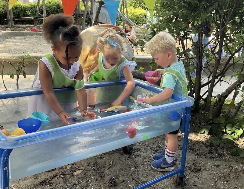 Peuters spelen bij de waterbak bij PSG Hummelhof