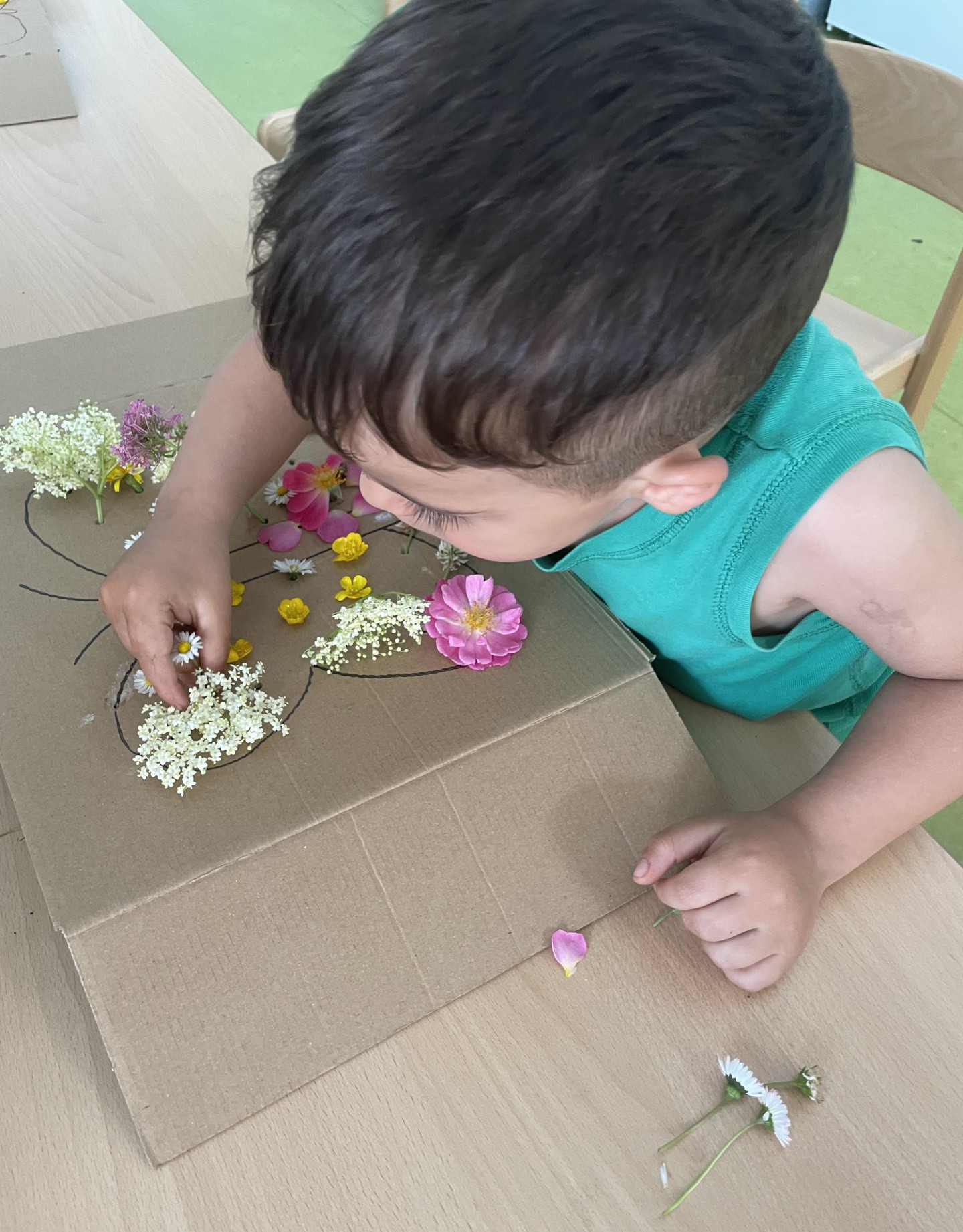 Jongen knutselt met bloemen