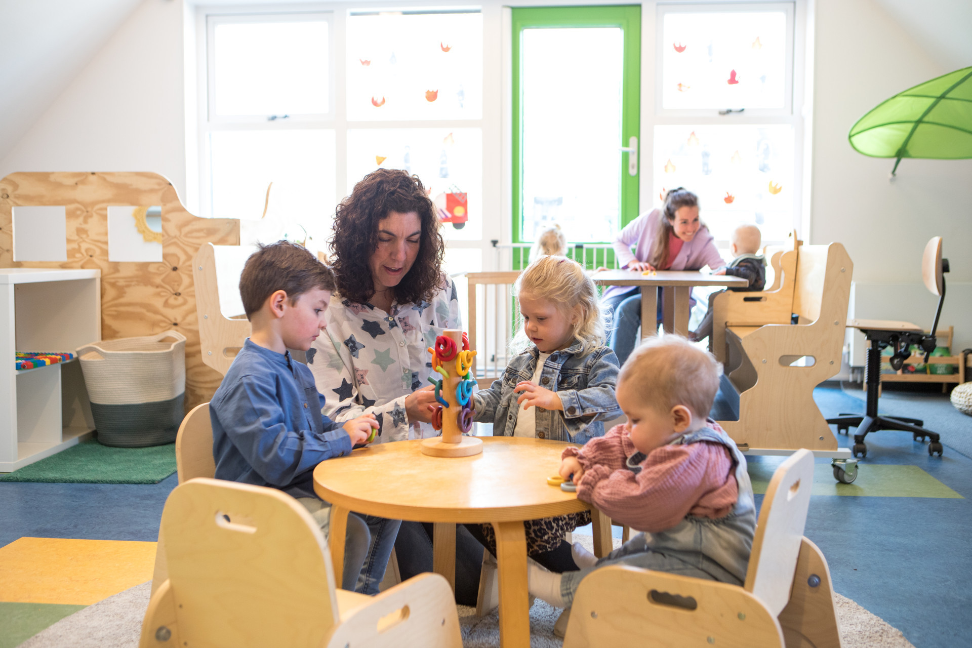 kinderen zijn aan het spelen op de groep