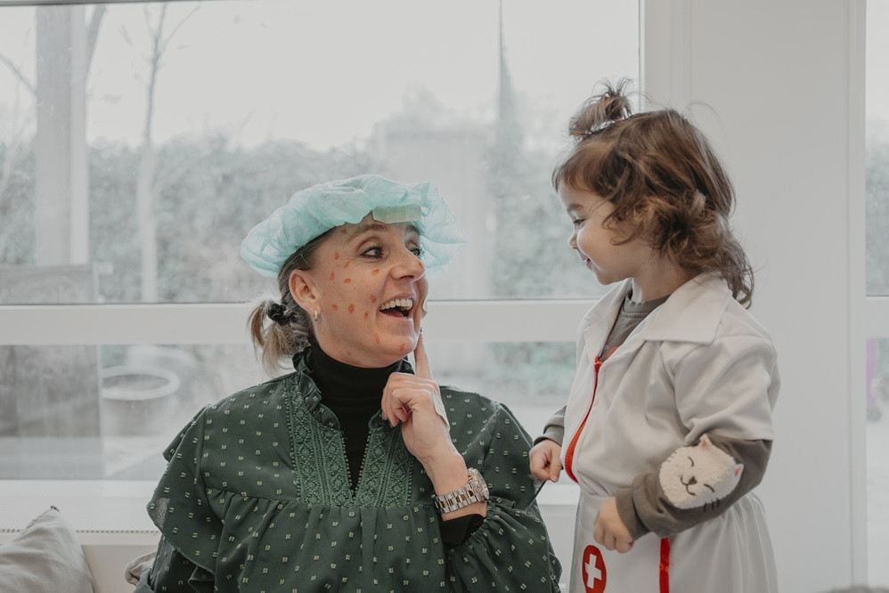 Pedagogisch professional is verkleed als patient en de peuter is verkleed als dokter