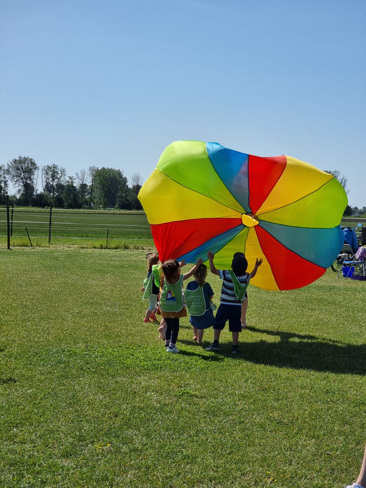 Kinderen spelen buiten met paracute