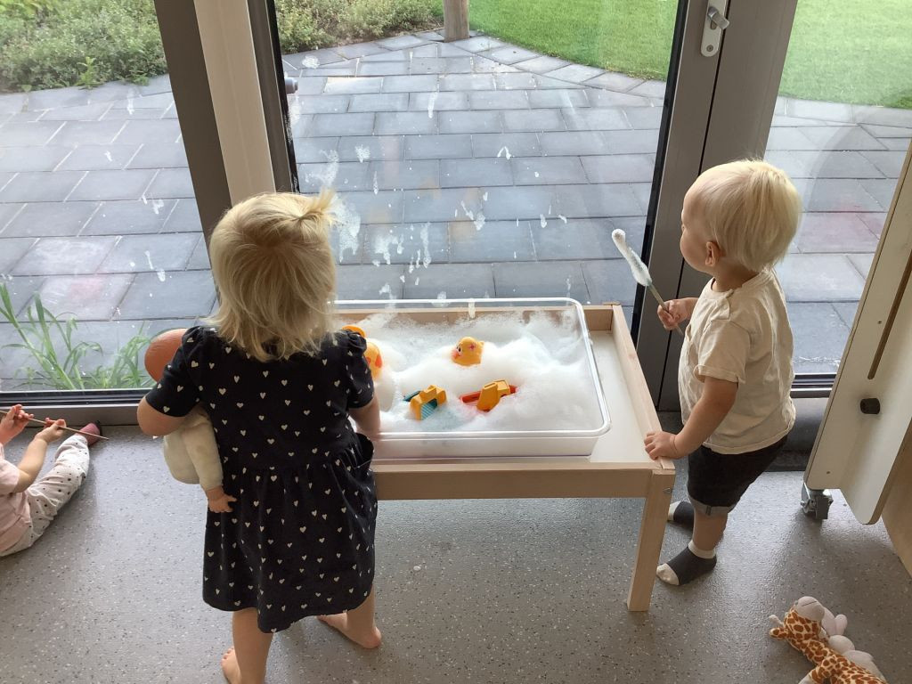 spelen met water en schuim