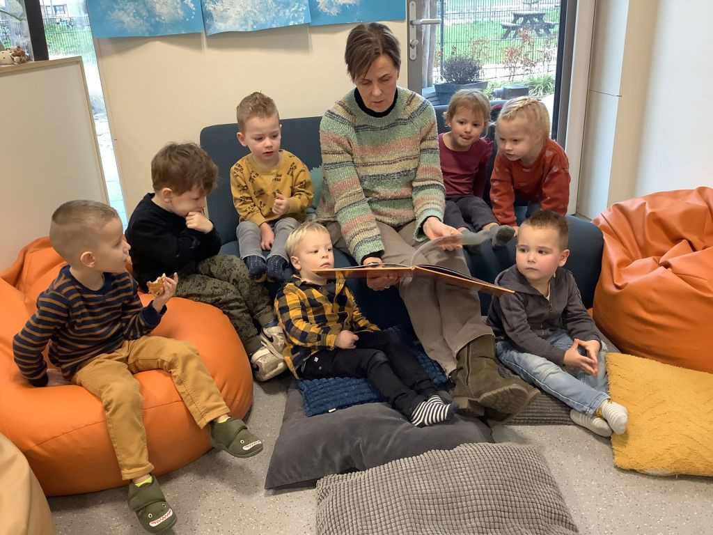 voorlezen aan groep kinderen