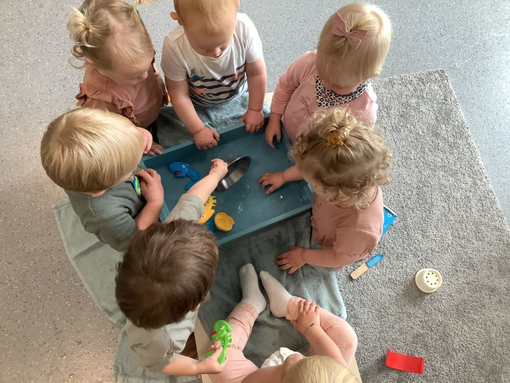 kinderen spelen met bak water