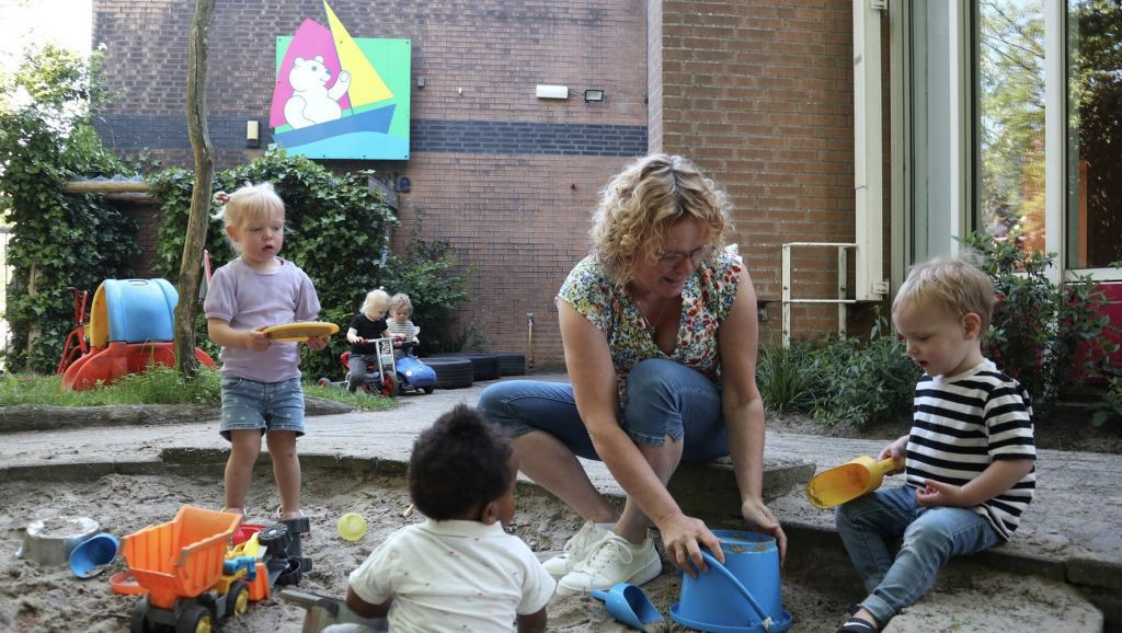 in de zandbak spelen